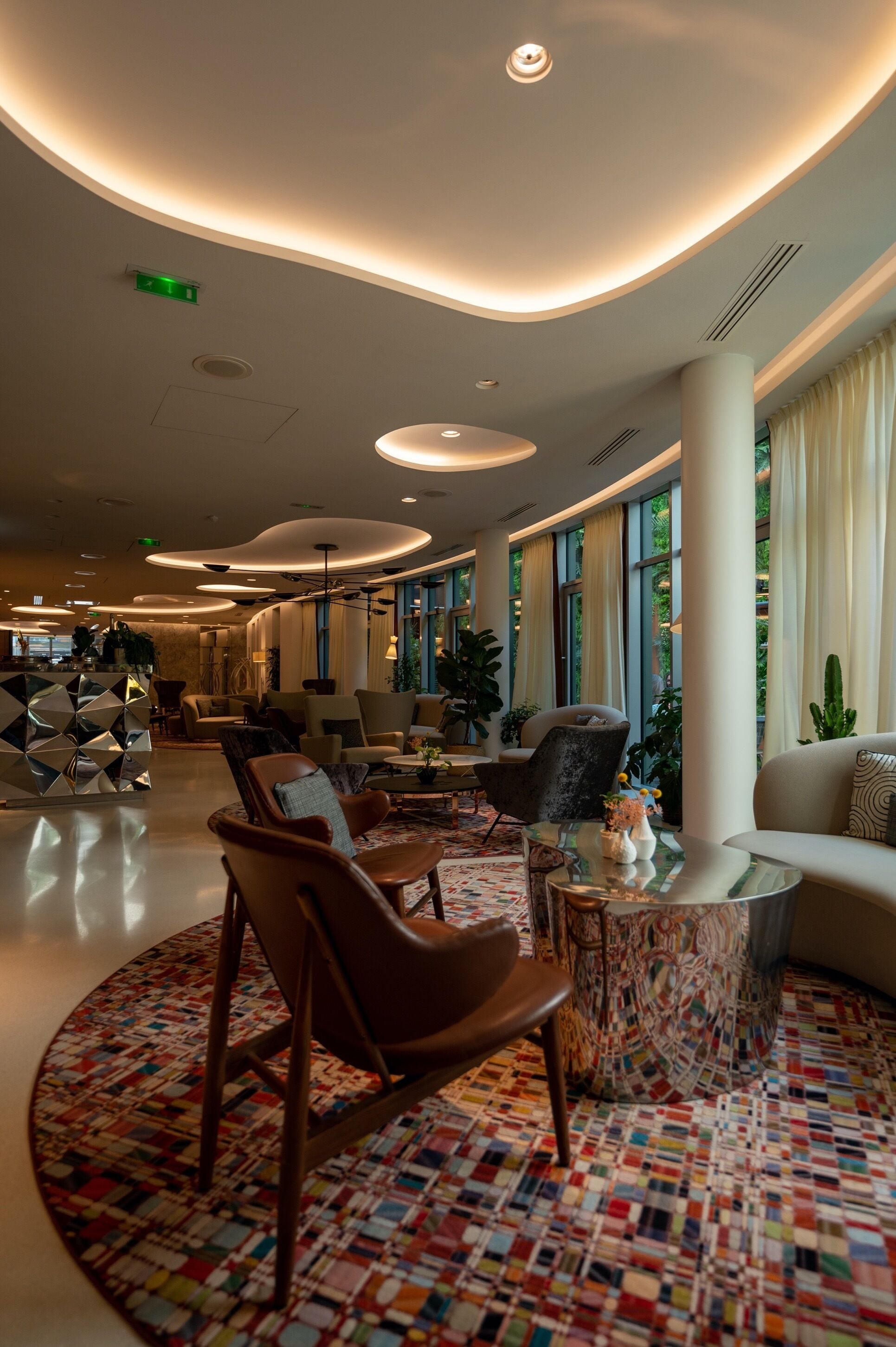 garden views, serves breakfast, lunch and dinner