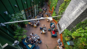 Cocina francesa con vista al jardín