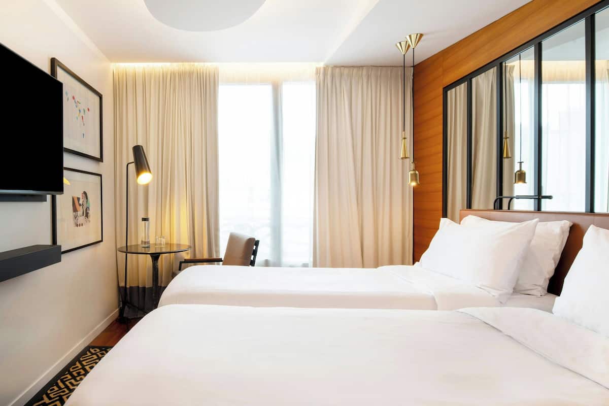 Phòng, 2 giường đơn | 1 phòng ngủ, bộ đồ giường cao cấp, nệm có lớp đệm bông, minibar