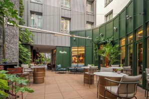 مطعم بإطلالات على الحديقة، يقدم الفطور، والغداء، والعشاء