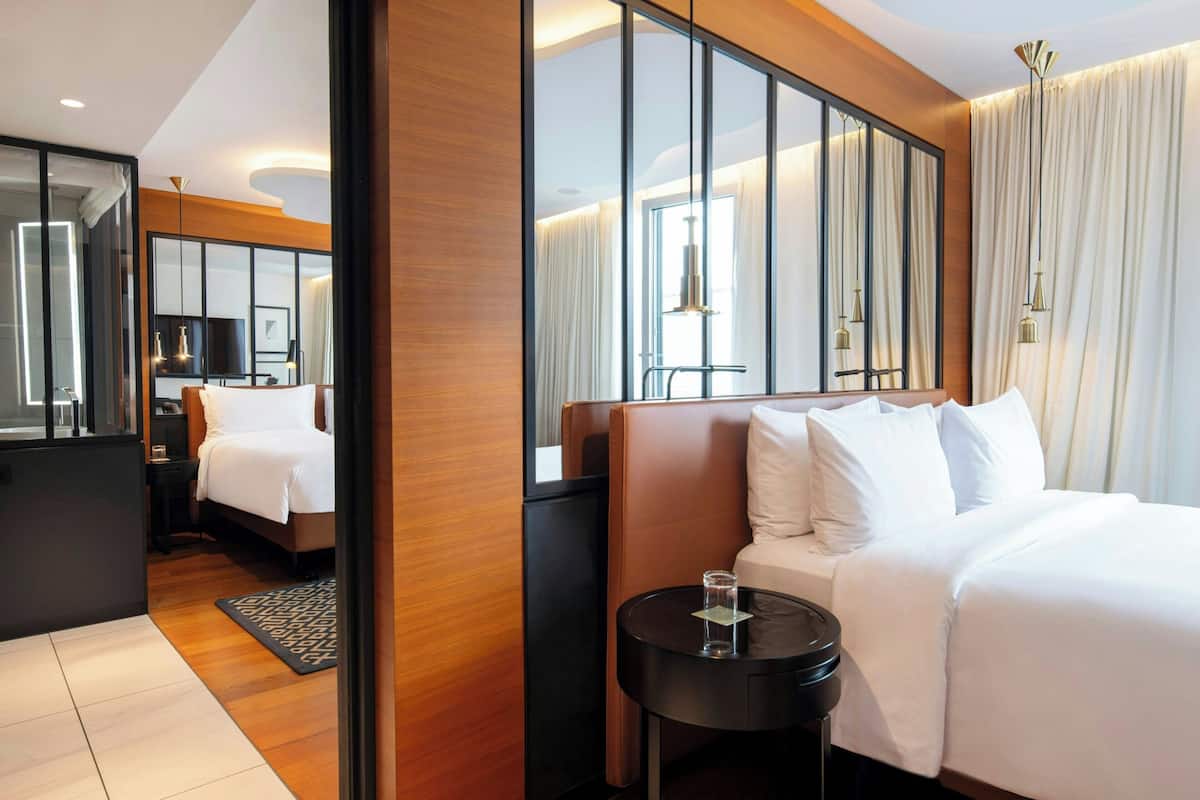 Family Room, 1 Queen bed, 2 twin beds