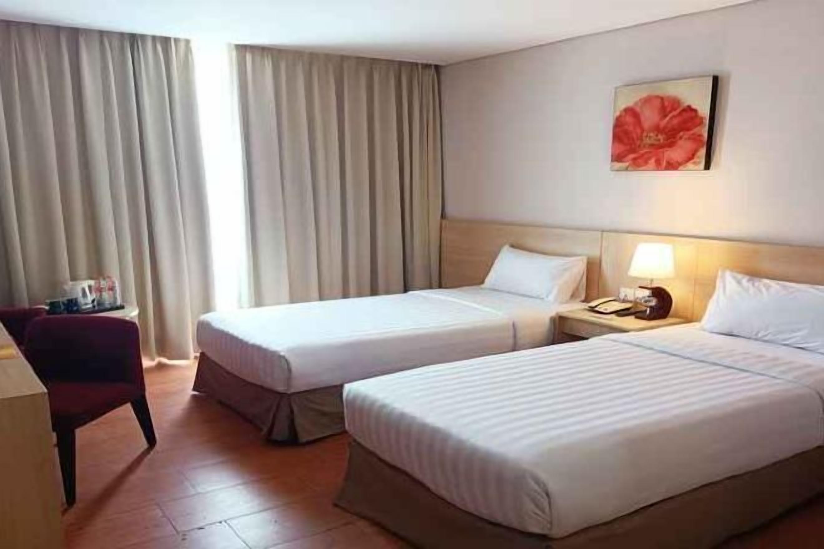 In-room safe, desk, laptop workspace, soundproofing