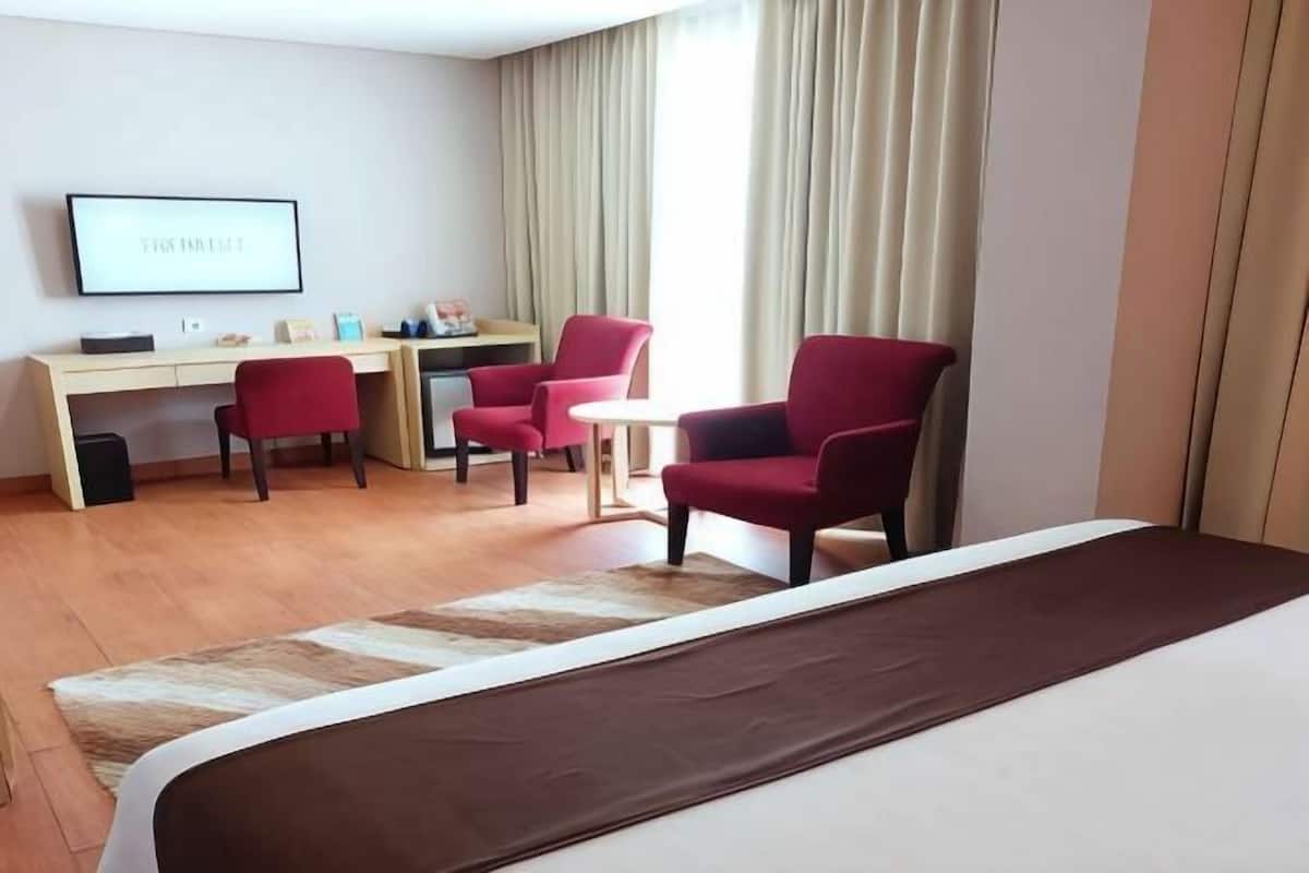 Caixa forta a l'habitació i escriptori