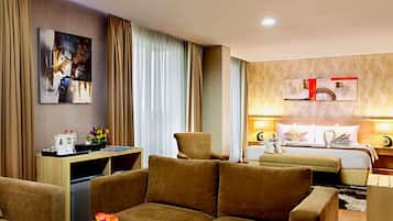 Suite Royal | Una cassaforte in camera, una scrivania, postazione laptop