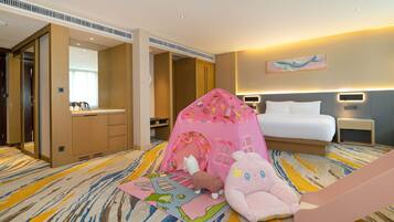 Suite, 1 Bedroom | Minibar, in-room safe, desk, blackout drapes