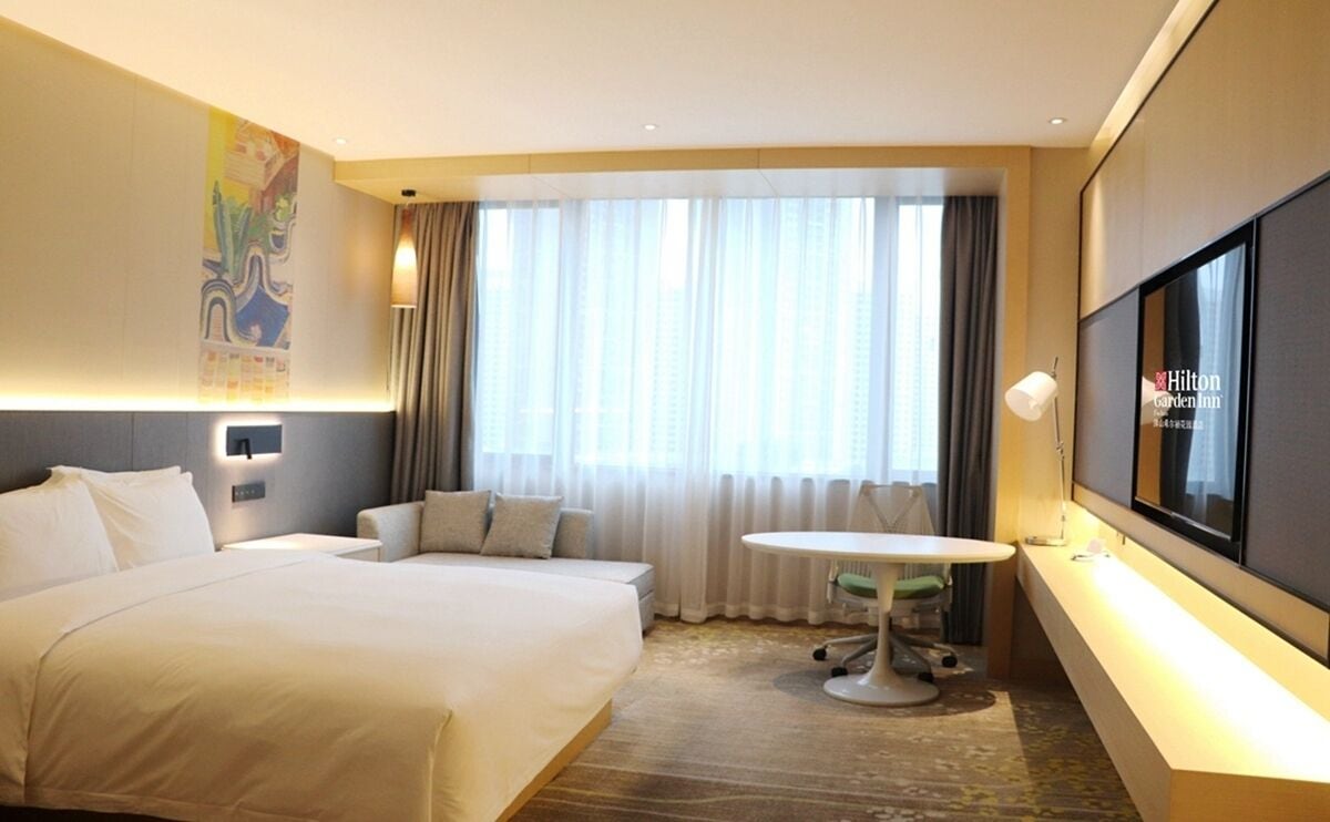 deluxe room, 1 king bed | minibar, in-room safe, desk, blackout curtains
