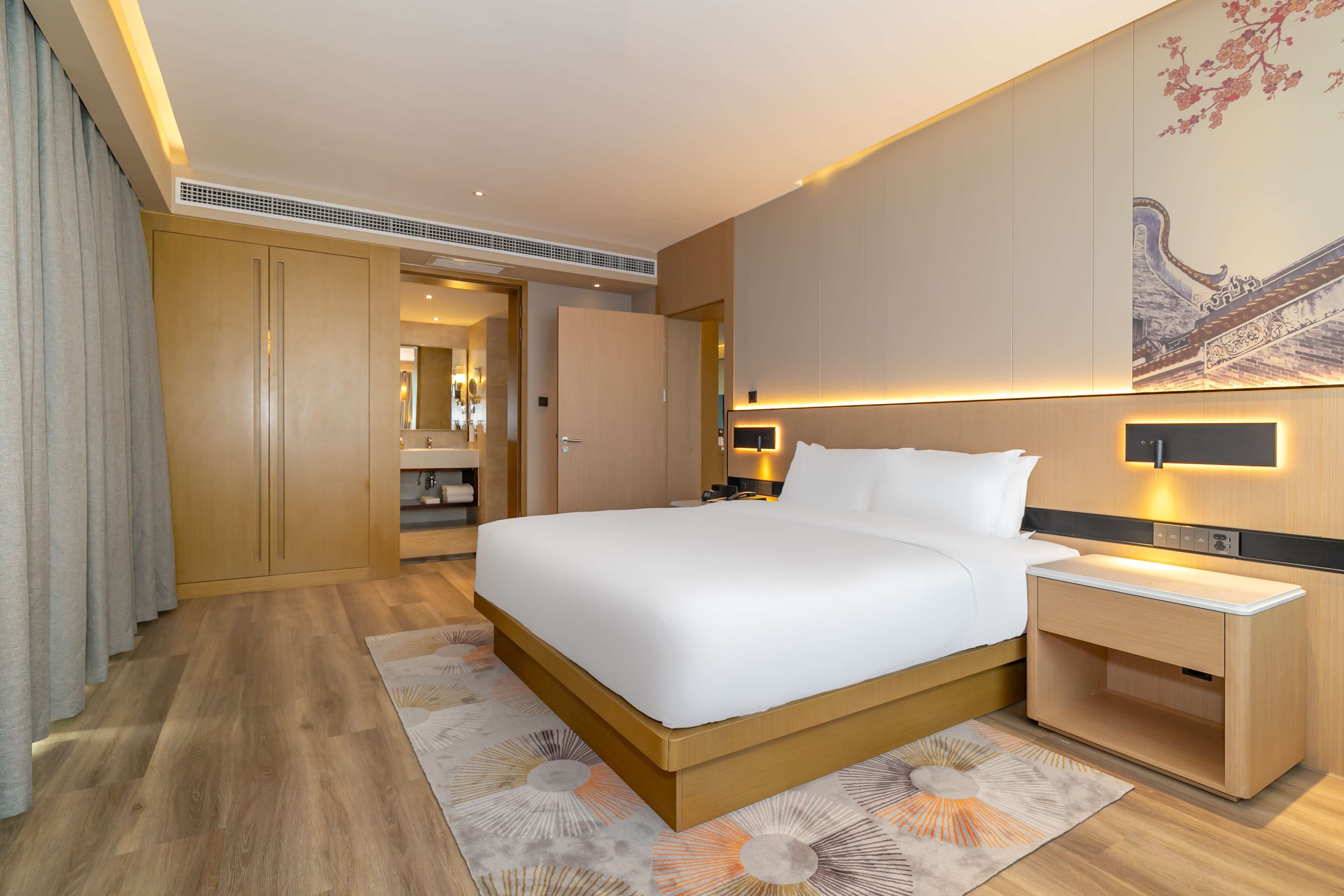 Deluxe Suite, 1 King Bed | Minibar, in-room safe, desk, blackout curtains