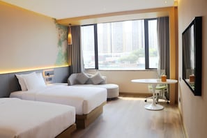 Quarto duplo, 2 camas de solteiro, vista para a cidade (High Floor) | Frigobar, cofres nos quartos, escrivaninha, cortinas blackout