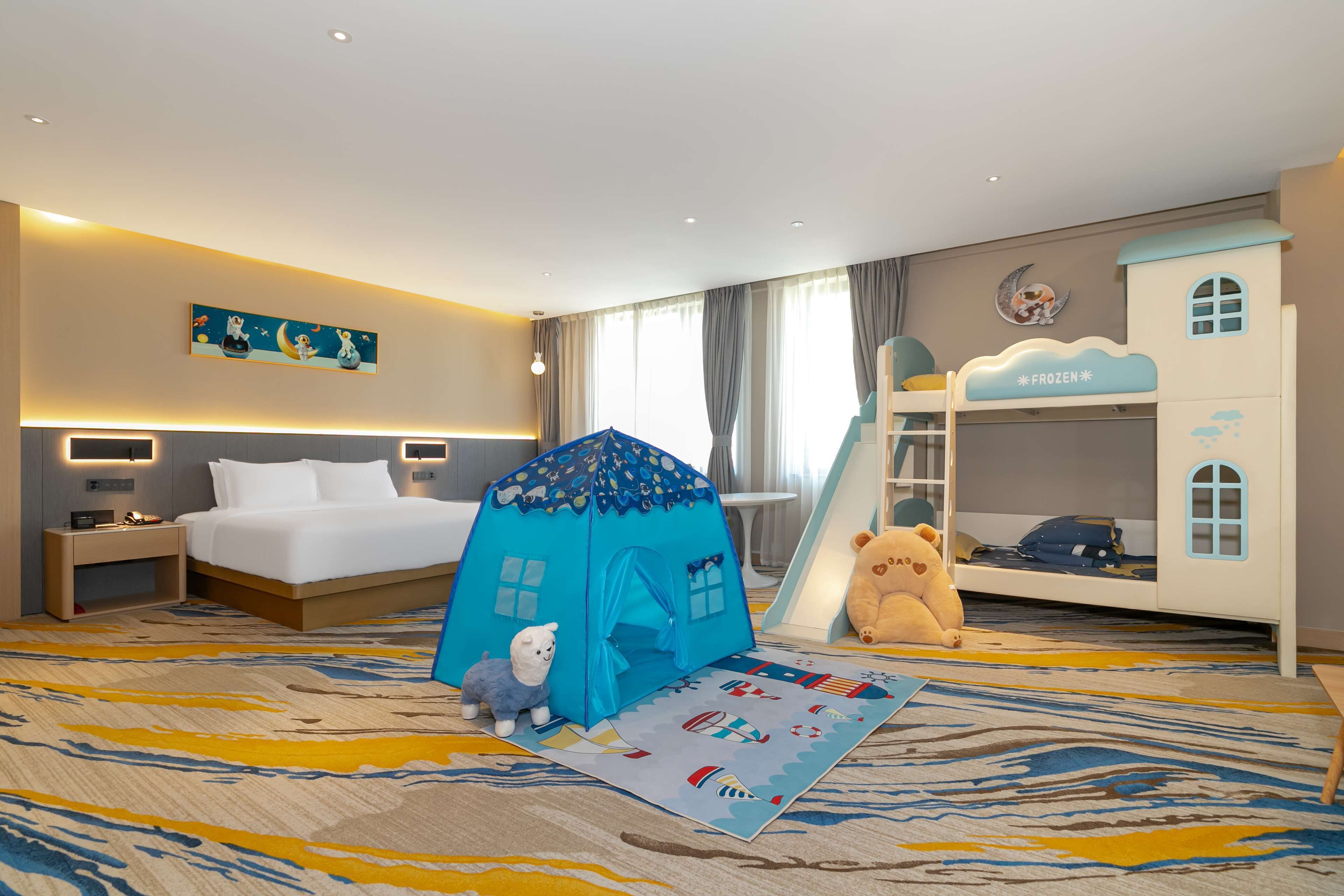 suite, 1 bedroom | minibar, in-room safe, desk, blackout curtains