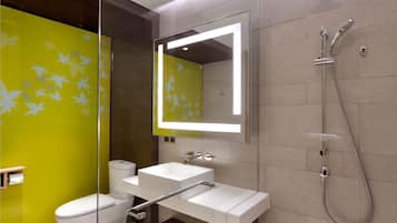 Une salle de bain moderne équipée de toilettes, d’un lavabo et d’une douche.