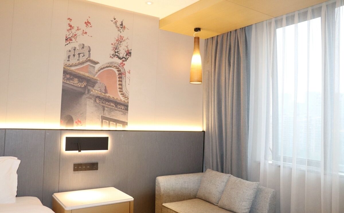 deluxe room, 1 king bed | minibar, in-room safe, desk, blackout curtains