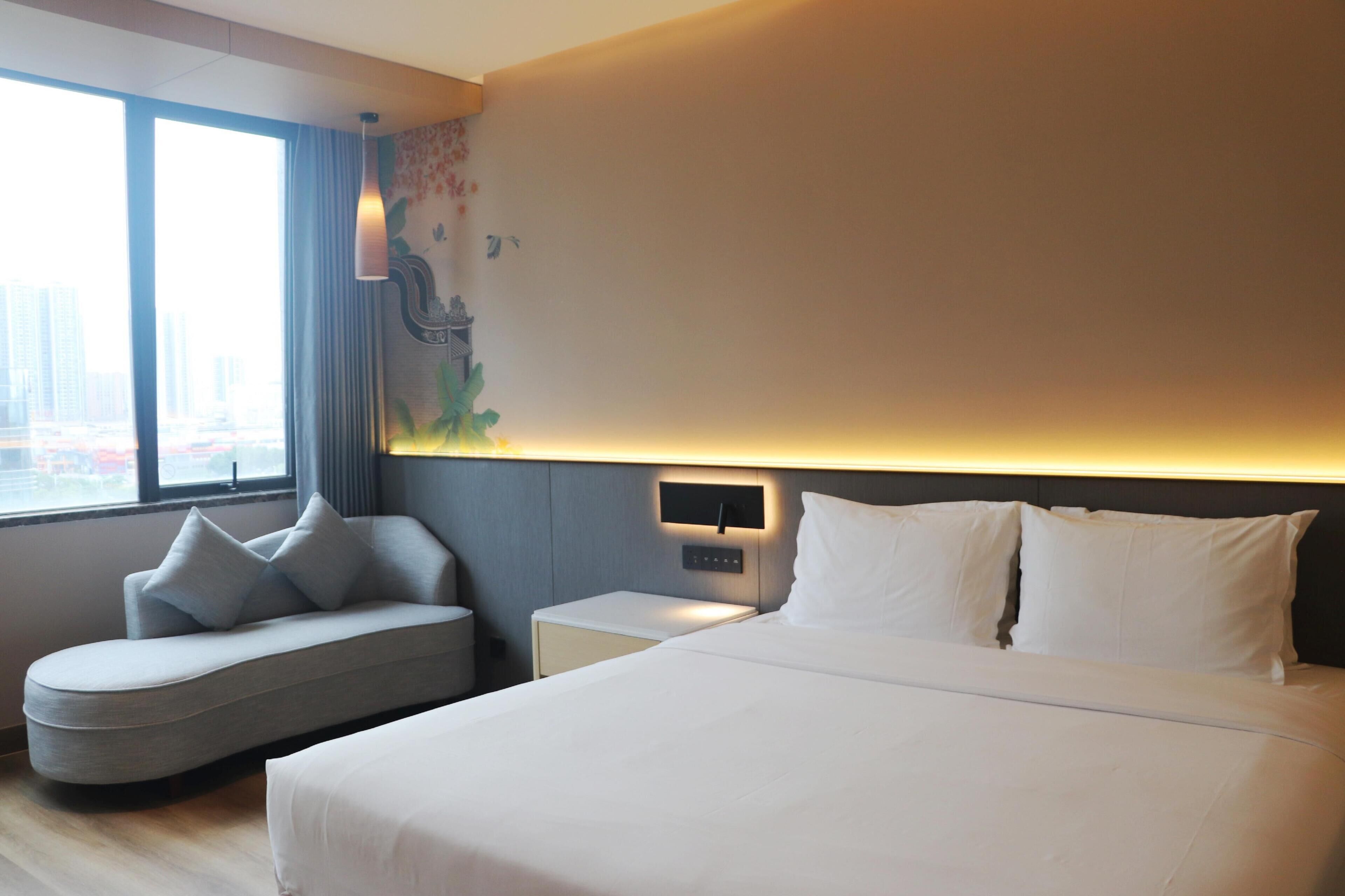 Superior King Room | Minibar, in-room safe, desk, laptop workspace