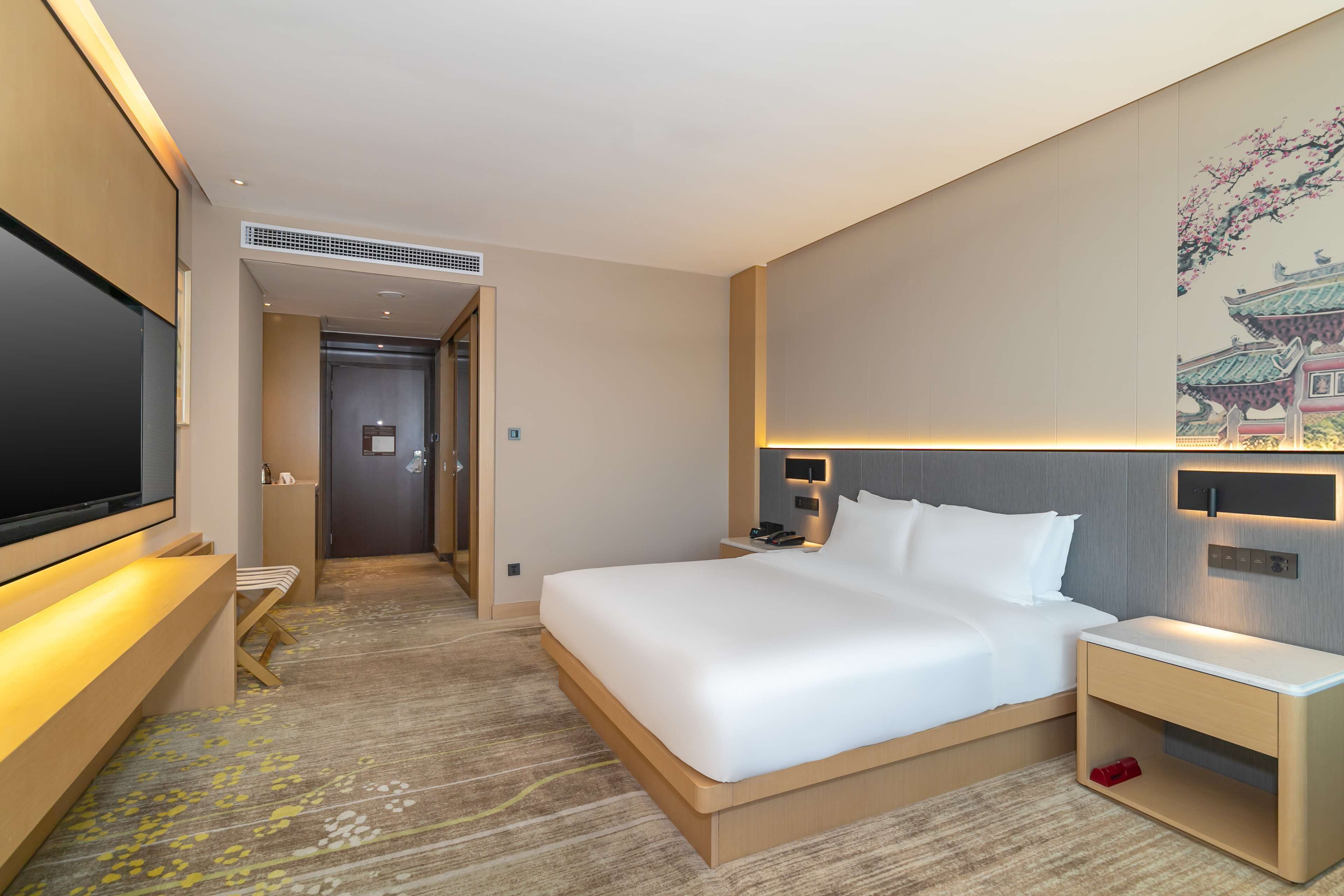 Deluxe King Room | Minibar, in-room safe, desk, laptop workspace