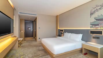 Deluxe King Room | Minibar, in-room safe, desk, laptop workspace