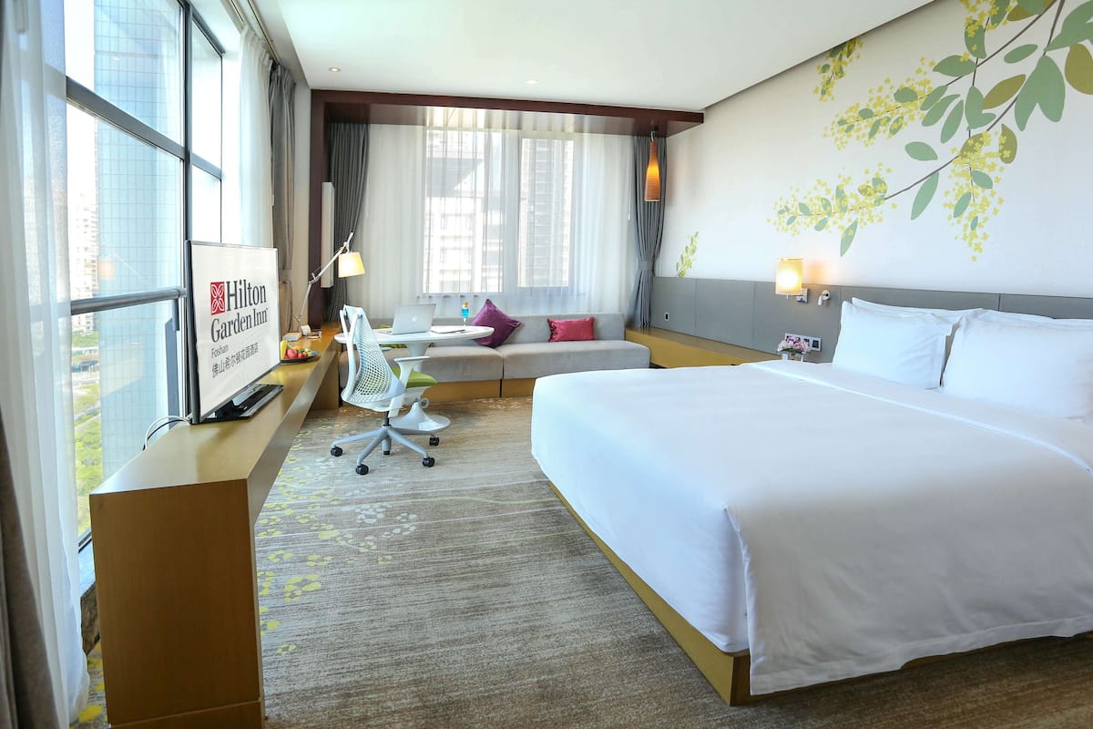 King Room, Room, 1 King Bed | Minibar, in-room safe, desk, blackout drapes