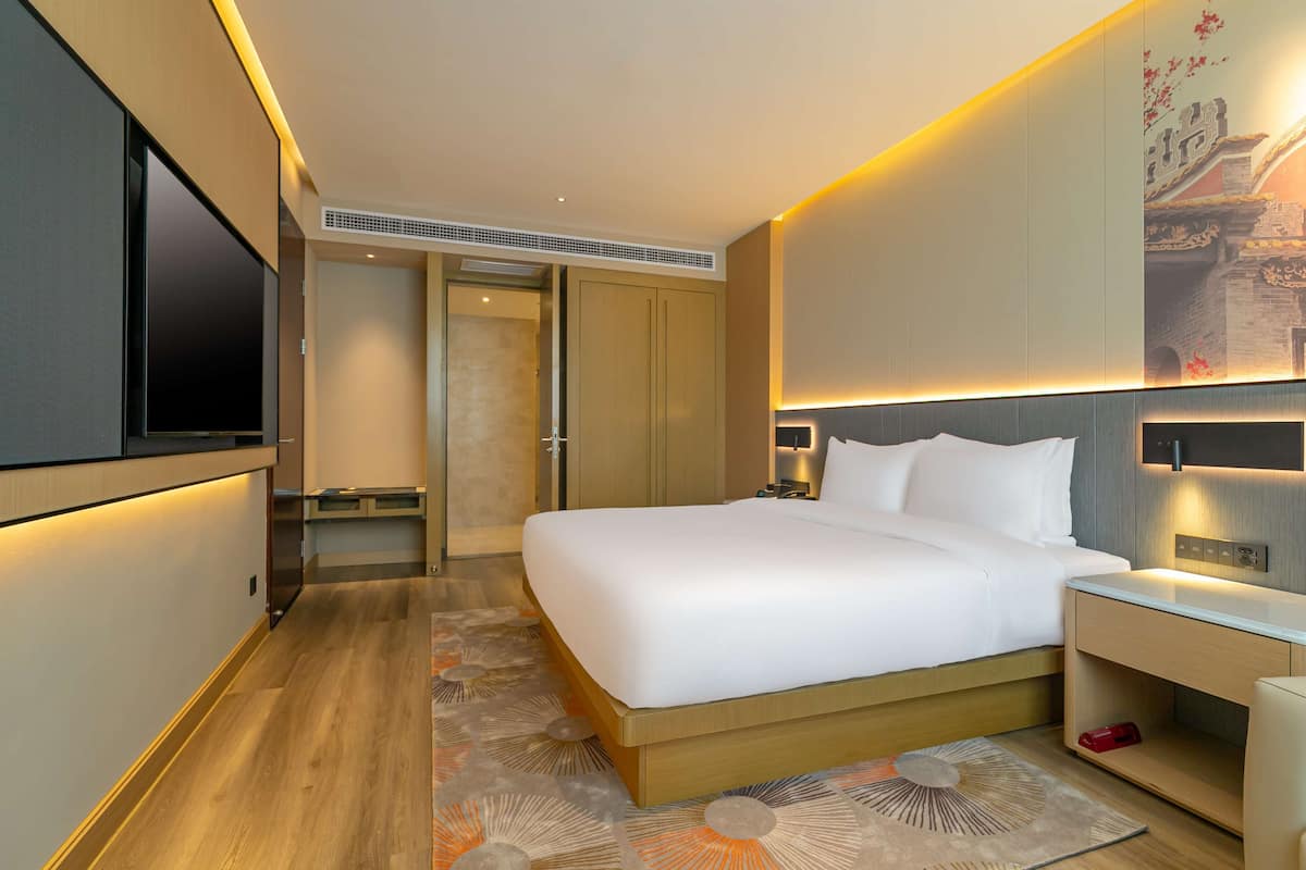 Suite, 1 Bedroom | Minibar, in-room safe, desk, blackout drapes