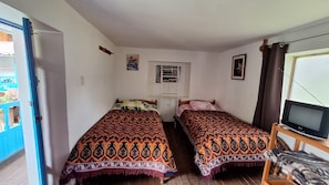 Chambre Standard avec lits jumeaux, 2 lits jumeaux, salle de bain privée, côté jardin | Accès au Wi-Fi (inclus), literie fournie