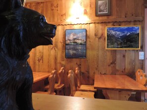 Se sirven desayunos, comidas, cenas y cocina regional 