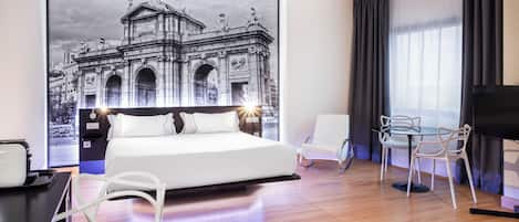 Suite junior | 1 habitación, caja de seguridad en la habitación y cortinas blackout