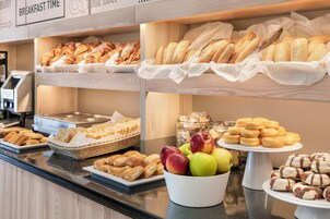 Desayuno continental diario (EUR 11.50 por persona)