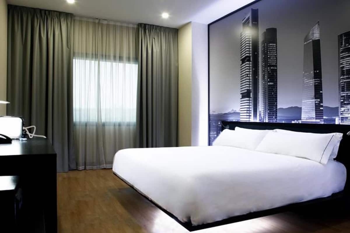 In-room safe, blackout drapes, free WiFi