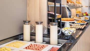 Tägliches kontinentales Frühstück (11.50 EUR pro Person)