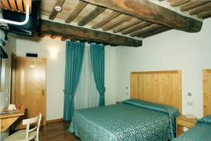 خزنة داخل الغرفة ومكتب وأسرّة أطفال/رضّع وواي فاي مجانًا