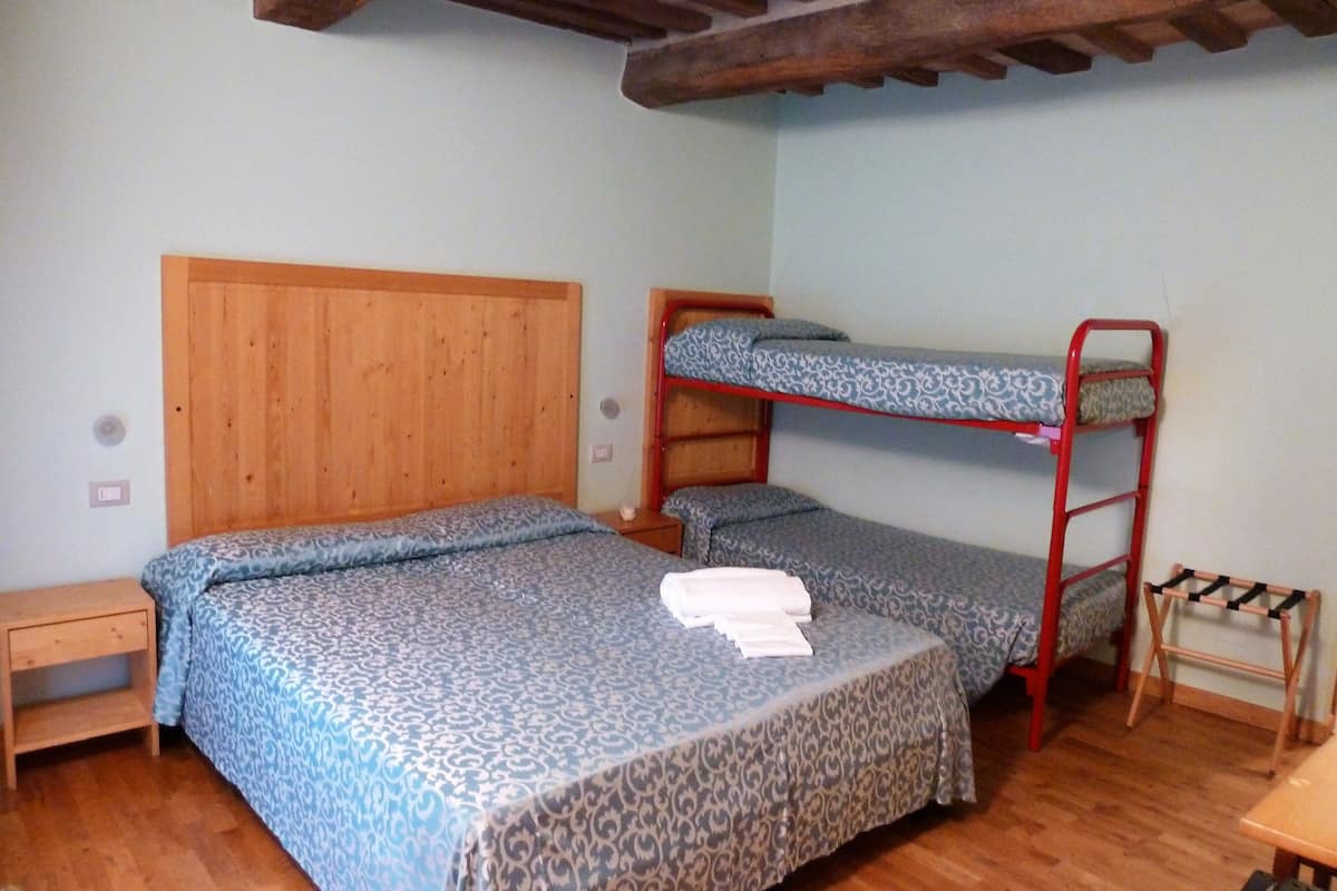 Caja de seguridad en la habitación, escritorio, cunas y wifi gratis 