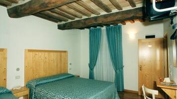 Camera tripla | Una cassaforte in camera, una scrivania