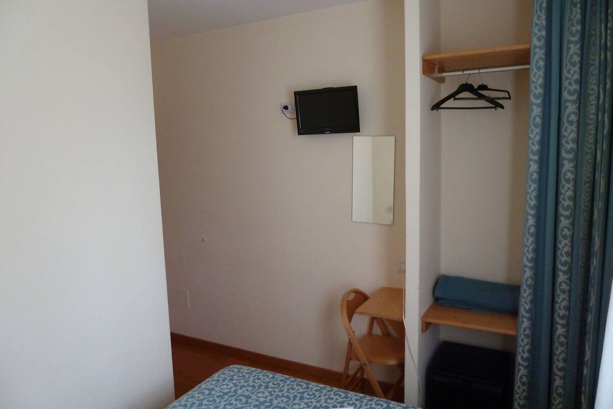 Caja de seguridad en la habitación, escritorio, cunas y wifi gratis 