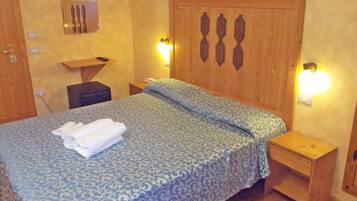 Camera con letto matrimoniale o 2 letti singoli | Una cassaforte in camera, una scrivania