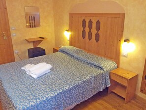 Doppel- oder Zweibettzimmer | Zimmersafe, Schreibtisch, Babybetten, kostenloses WLAN
