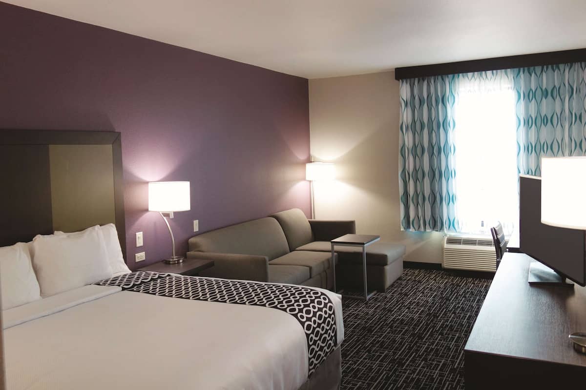 Executive Room, 1 King Bed, Non Smoking | Pillowtop beds, desk, iron/ironing board, free cribs/infant beds