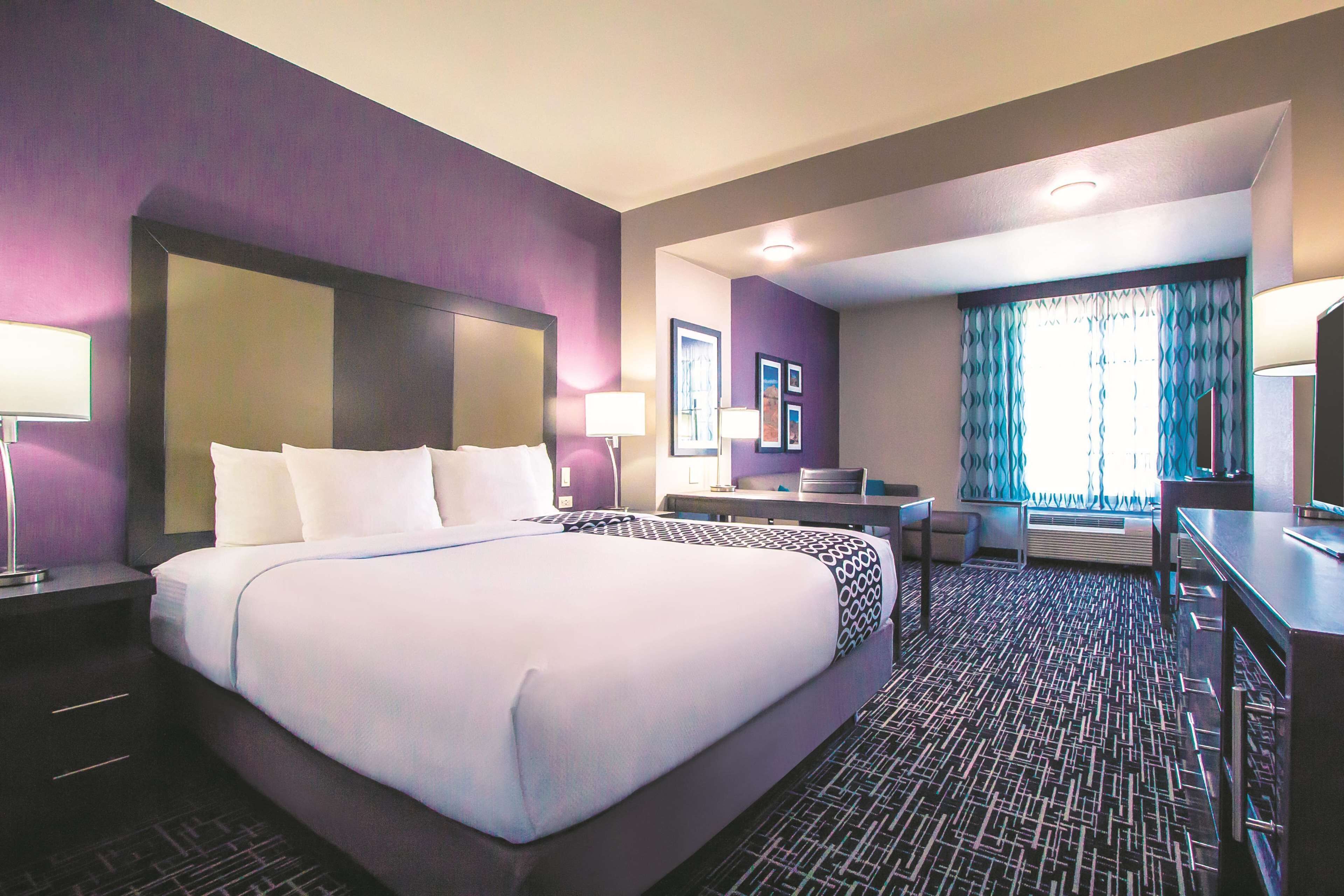 deluxe room, 1 king bed, accessible, non smoking (mobility accessible) | pillow-top beds, desk, iron/ironing board, free cots/infant beds