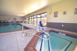 Indoor pool - La Quinta Inn & Suites by Wyndham Pampa (Pampa)