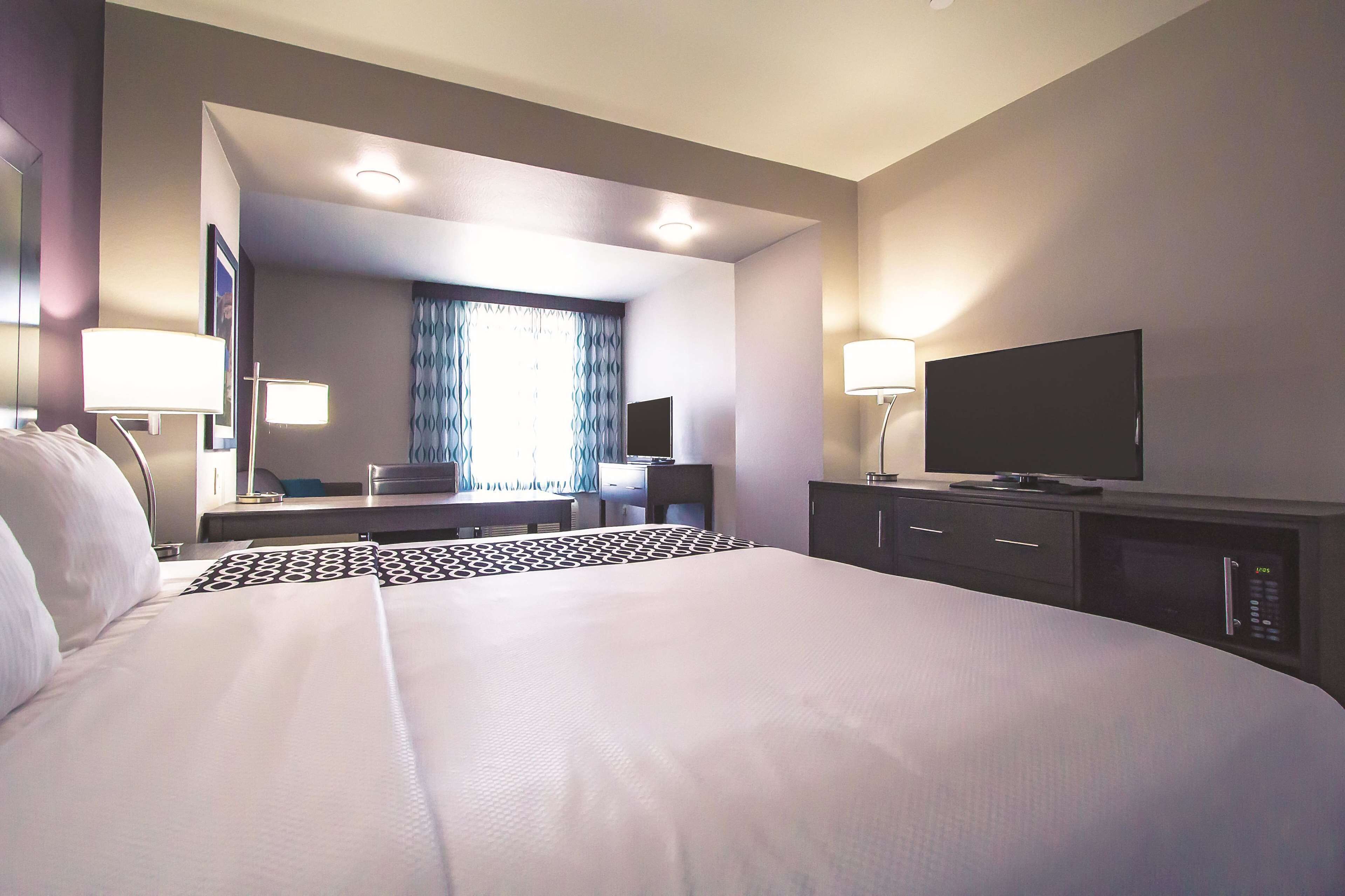 deluxe room, 1 king bed, accessible, non smoking (mobility accessible) | pillow-top beds, desk, iron/ironing board, free cots/infant beds