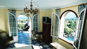 Premium bedding, in-room safe, blackout drapes, WiFi (free) - The Manor (Calvi)