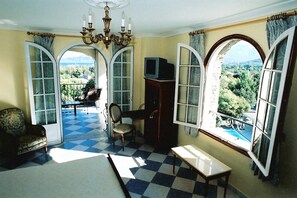 Premium bedding, in-room safe, individually decorated - The Manor (Calvi)