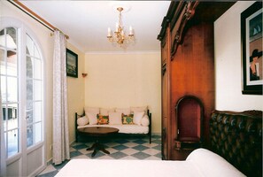 Room - The Manor (Calvi)