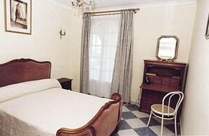 Room - The Manor (Calvi)