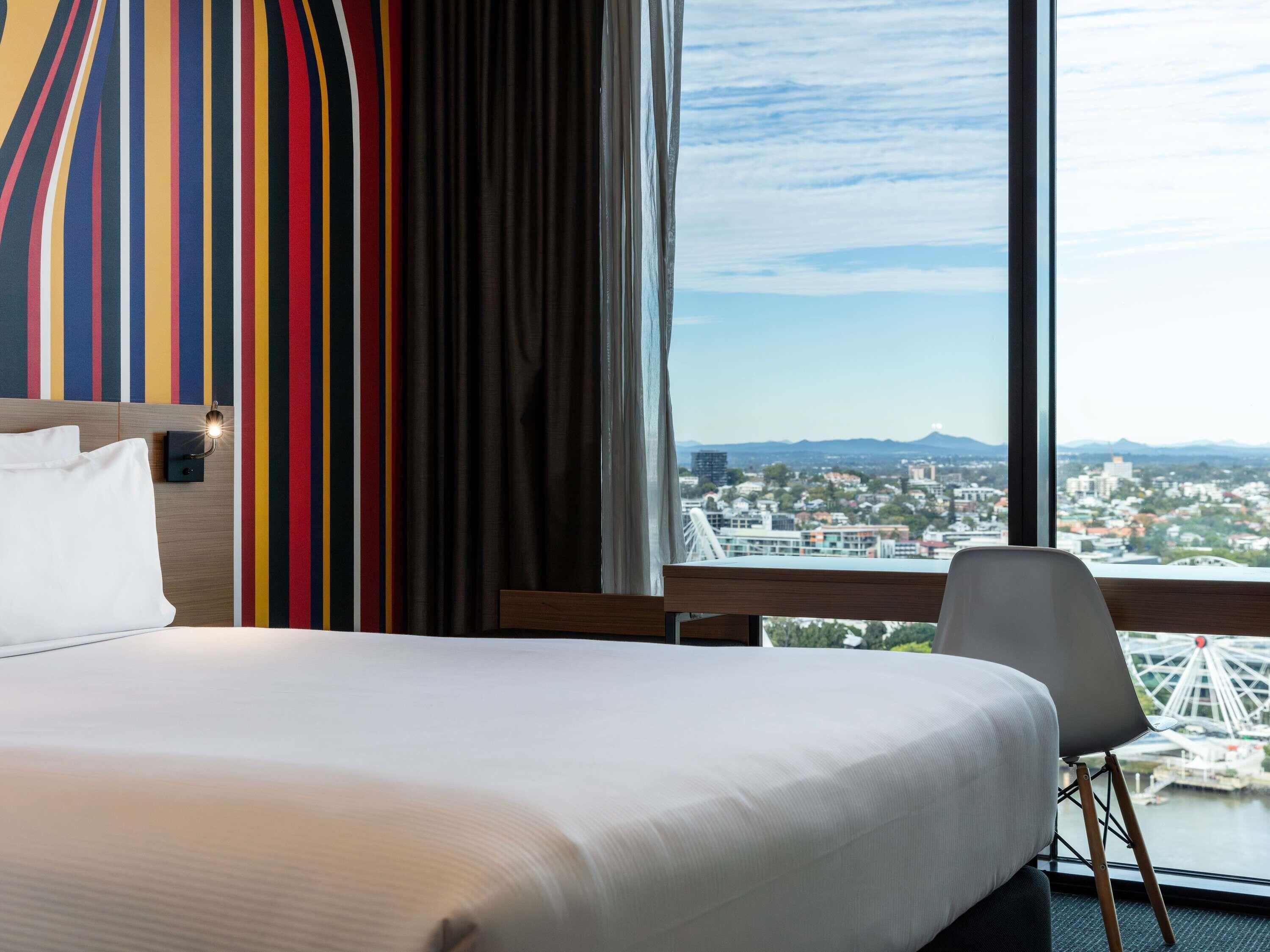 Caja de seguridad en la habitación, escritorio y insonorización 