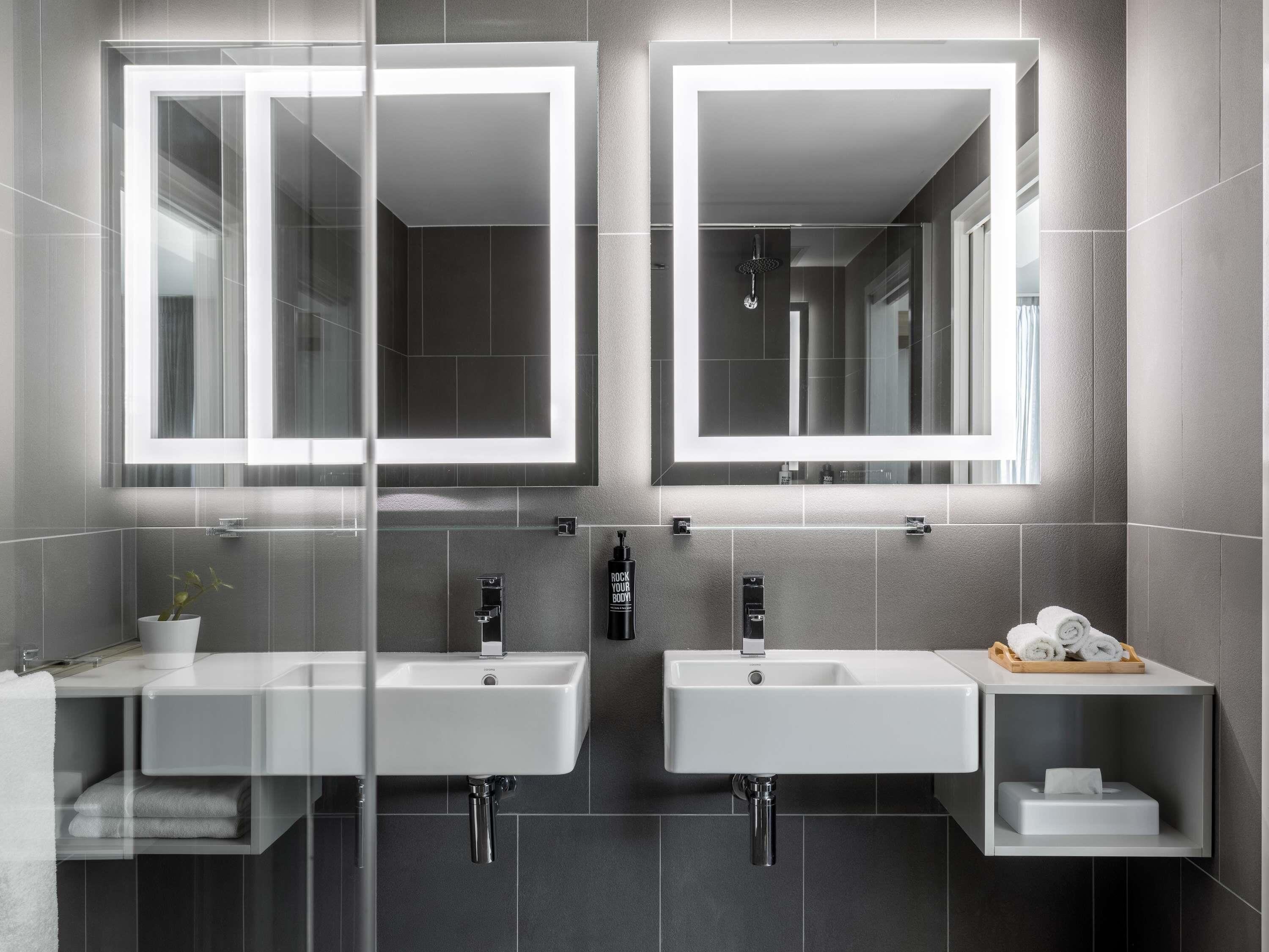 executive suite, 1 king bed | in-room safe, desk, soundproofing, iron/ironing board