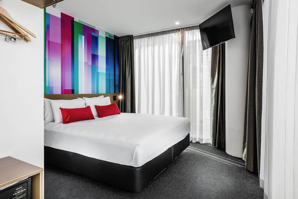 Kamar Deluks, 1 Tempat Tidur King, pemandangan kota, sudut | Brankas, meja kerja, kedap suara, dan setrika/meja setrika