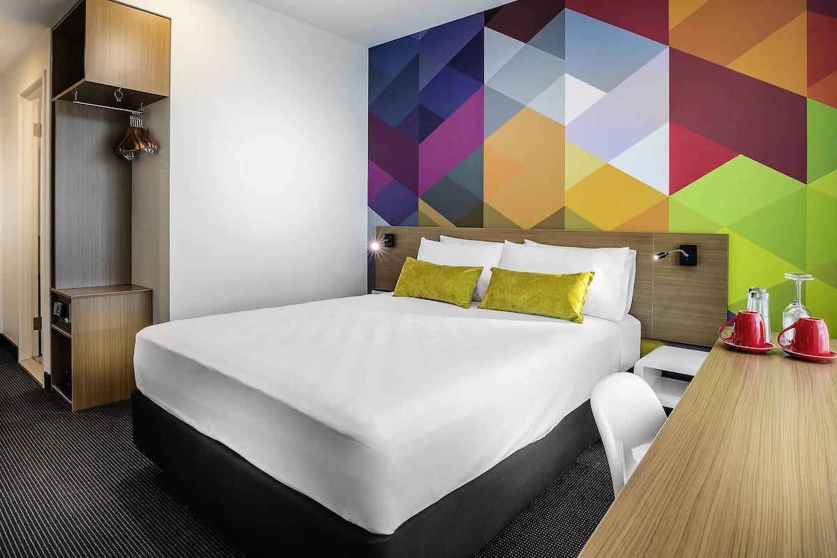 Chambre Standard, 1 grand lit | Coffre-fort pour ordinateur portable, bureau, systĂšme dâinsonorisation