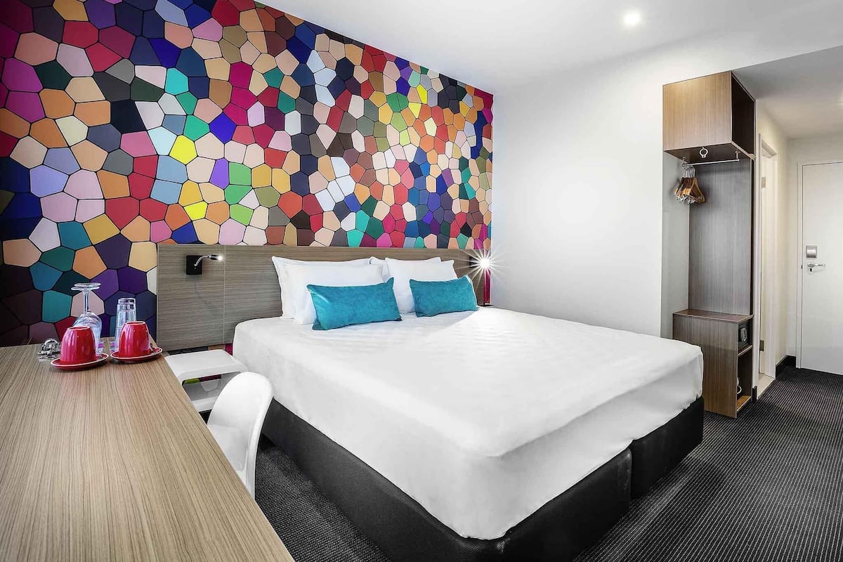 Standardzimmer, 1 King-Bett | Zimmersafe, Schreibtisch, schallisolierte Zimmer, Bügeleisen/Bügelbrett