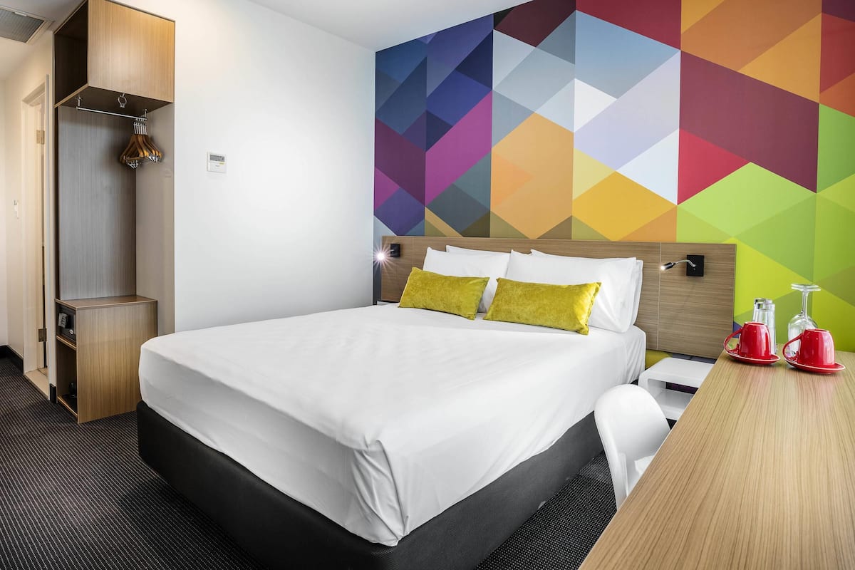 Standard Room, 1 Queen Bed | In-room safe, desk, soundproofing, iron/ironing board