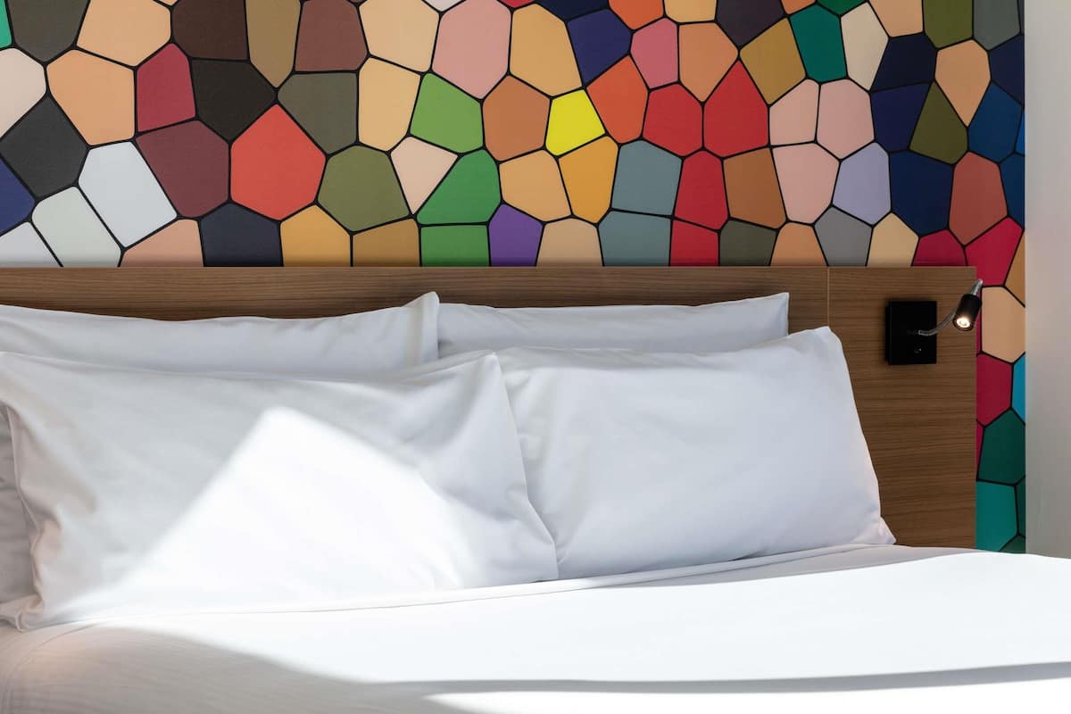 Habitación superior, 1 cama King size, vista a la ciudad | Caja de seguridad en la habitación, escritorio y insonorización