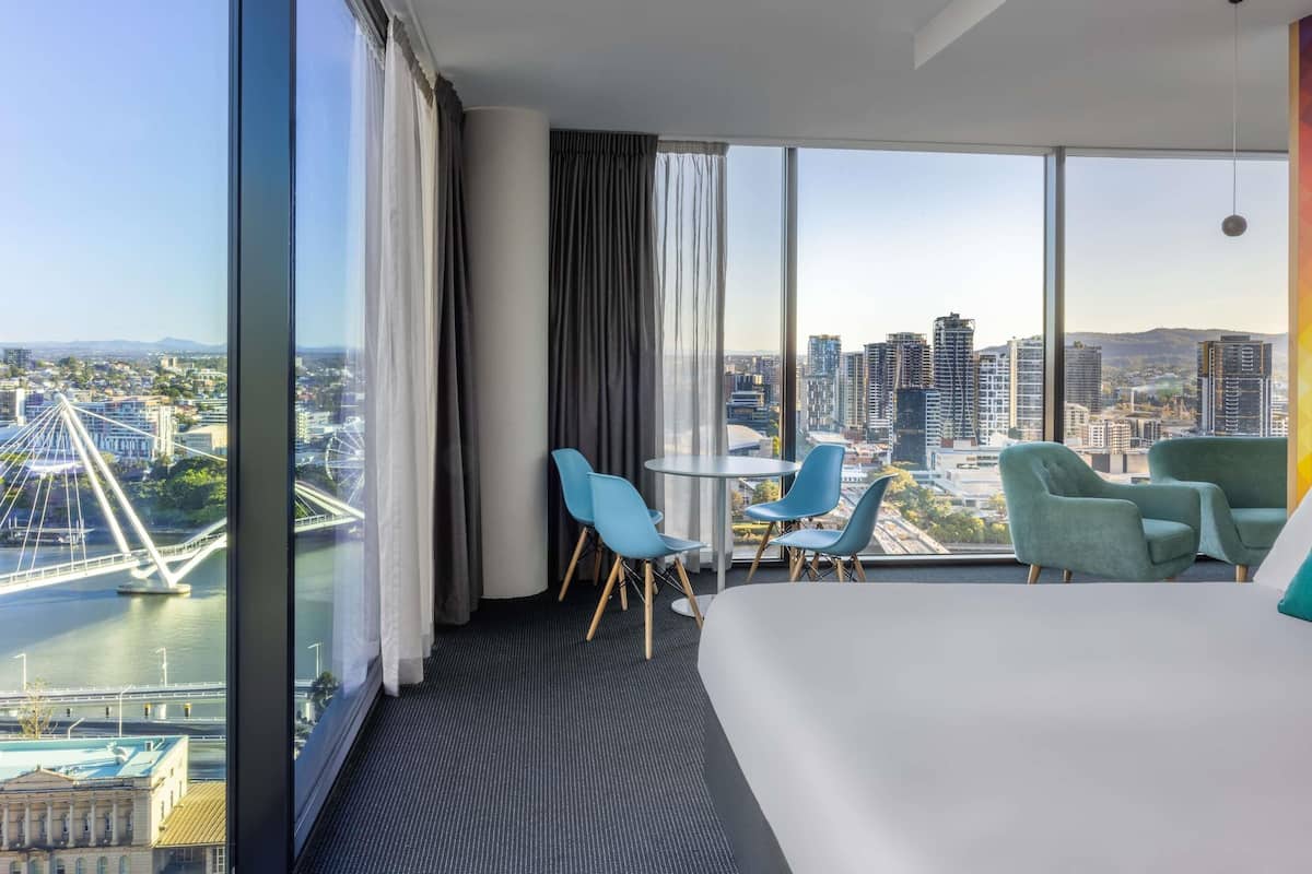 Suite ejecutiva, 1 cama King size | Caja de seguridad en la habitación, escritorio y insonorización