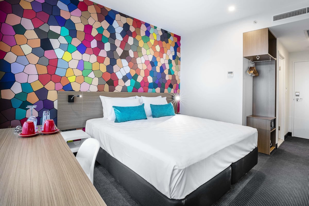 Standard Room, 1 King Bed | In-room safe, desk, soundproofing, iron/ironing board