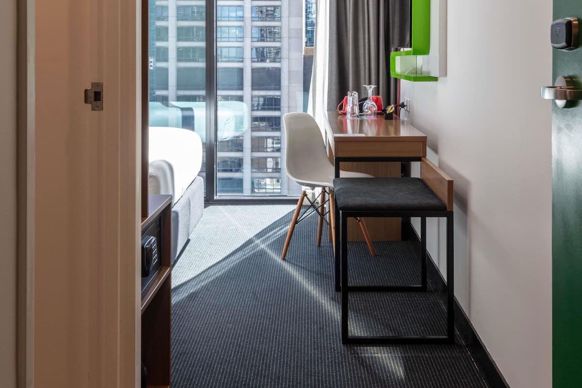 Habitación superior, 1 cama Queen size, vista a la ciudad | Caja de seguridad en la habitación, escritorio y insonorización